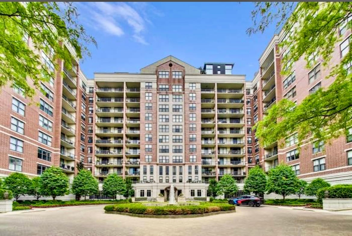 Gorgeous private circular driveway - 55 W Delaware Pl