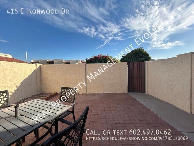 Building Photo - Lovely Updated Phoenix Townhome!