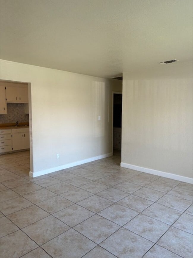 Foto del edificio - Single story, 3 bed 1.5 bath home.