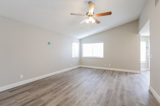 Foto del edificio - 3990 Avocado Dr