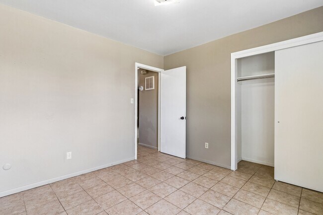 Building Photo - 342 Fairway S