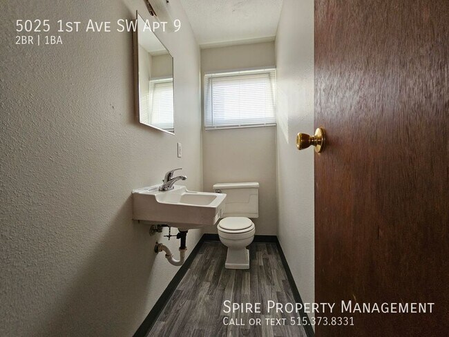 Building Photo - SW Town House 3 Level 1.5 bath, near shopping