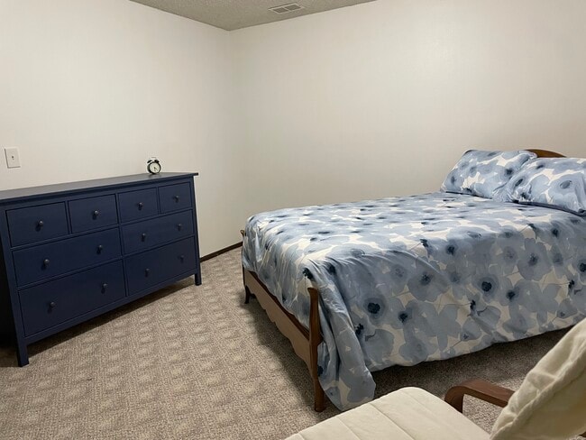 Foto del edificio - 102 Thayer Dr