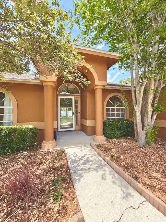Foto del edificio - Beautiful Remodeled/Renovated 3/2/2 with Large Screen Porch - near Tuskawilla Rd