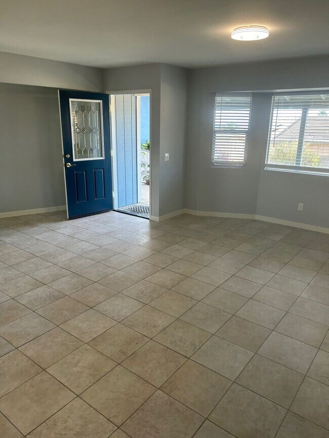 Building Photo - Large one bedroom with ocean views