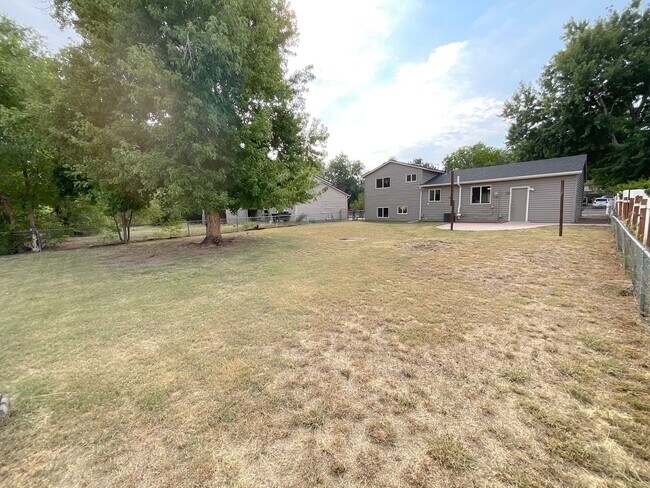 Building Photo - 3 Bedroom Home Available Near S Academy Bl...