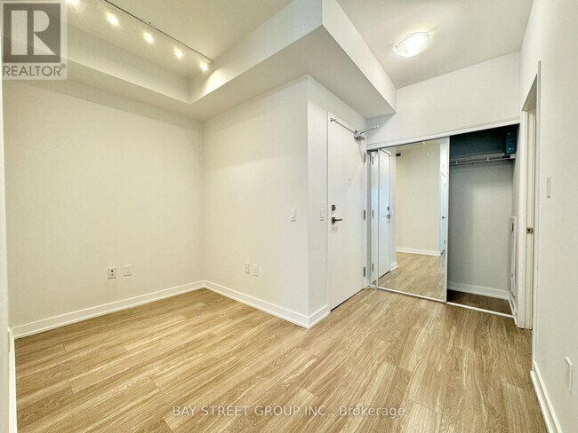 Photo du bâtiment - 4055 Parkside Village Dr