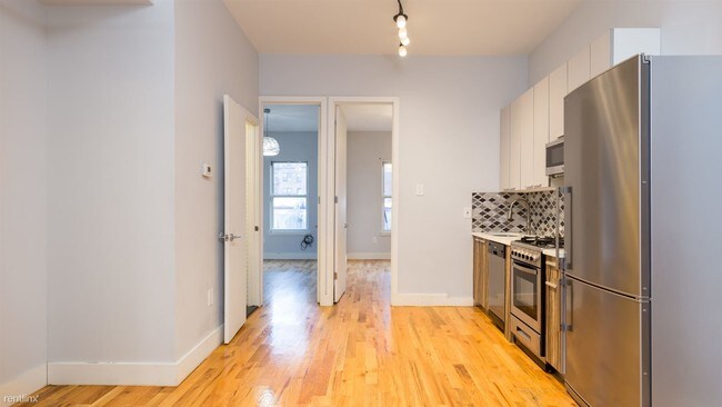 Foto del edificio - 4 br, 2 bath Apartment - 528 Grand St