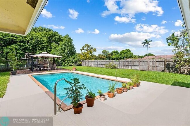 Foto del edificio - 6714 Sweet Maple Ln