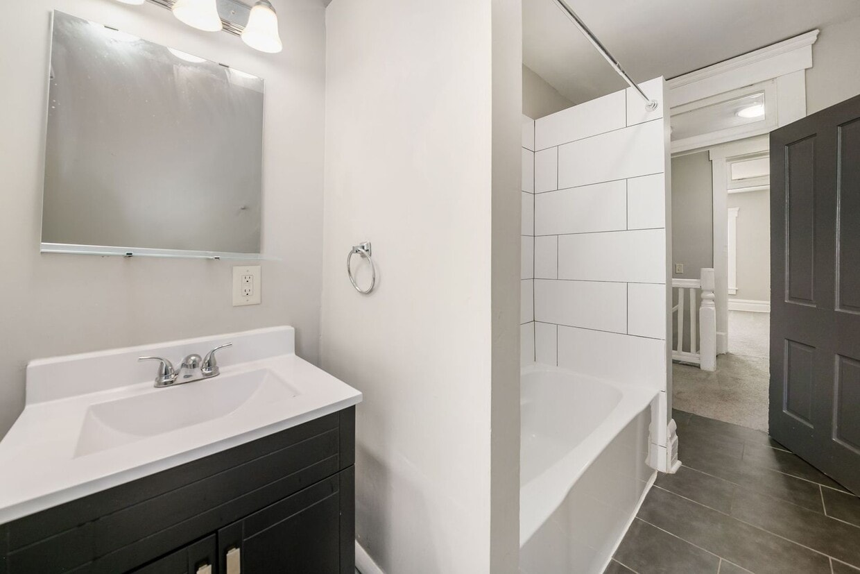 Building Photo - Beautiful 2-bed Townhome located in Olde Towne East!