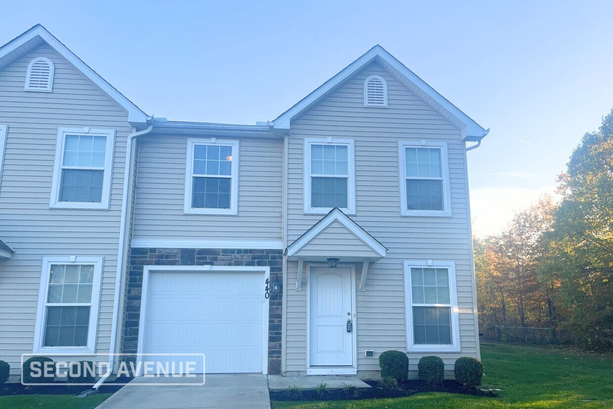 Primary Photo - 440 Station 44 Pl