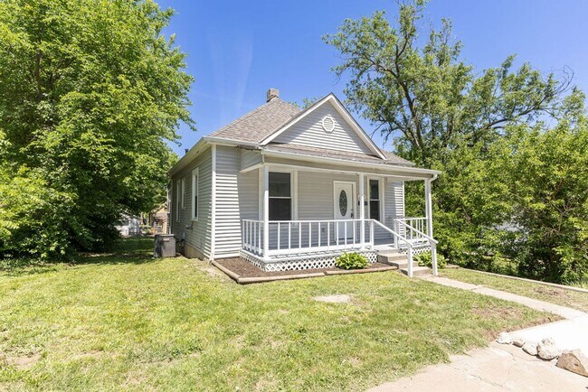 Foto del edificio - Remodeled 2-Bedroom Bungalow with Spacious Yard & 1-Car Basement Garage
