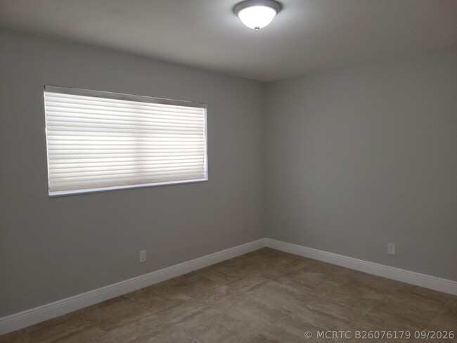 Building Photo - 651 NE 46th Ct