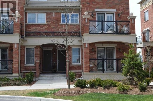 Building Photo - 2496 Post Rd