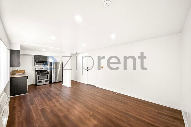 Building Photo - Unit 204