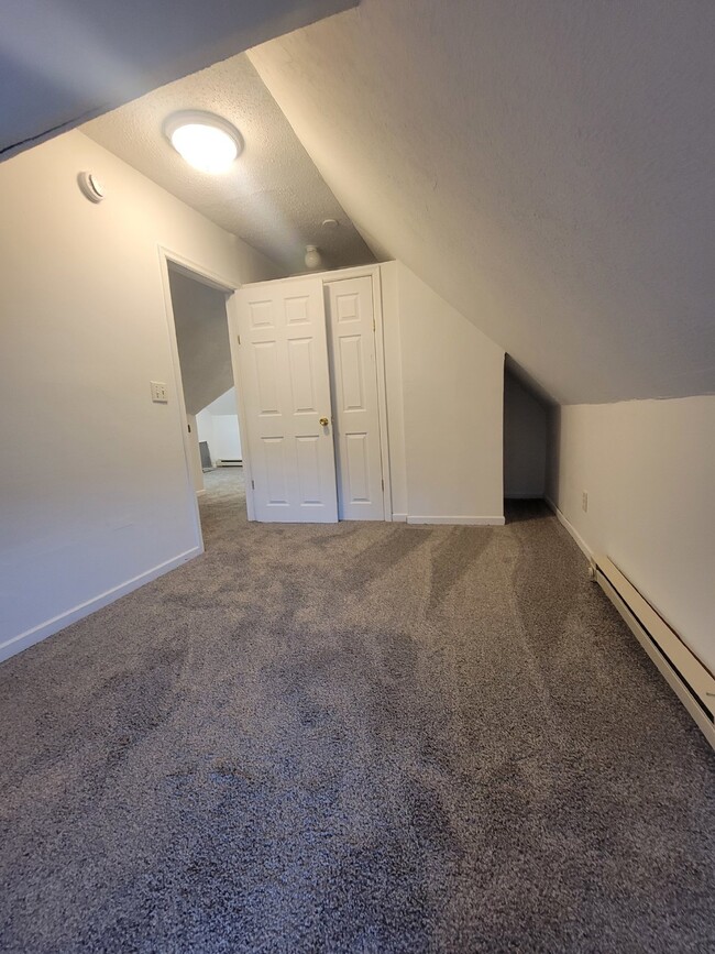 Foto del edificio - New carpet, new paint. 1 bedroom in upper ...