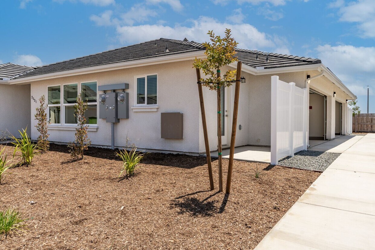 2539 Oakmont Cir, Tulare, CA 93274 Condo for Rent in Tulare, CA