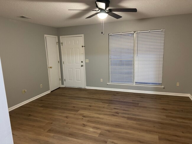 Building Photo - 120 Pineview Rd