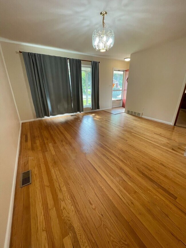 Foto del edificio - Spacious Three Bedroom Home for Rent!