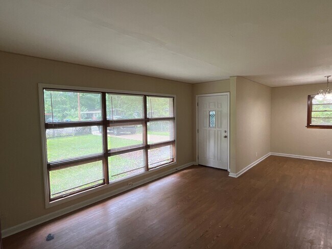 Foto del edificio - **ON HOLD**3 Bedroom / 1 Bathroom Home for...