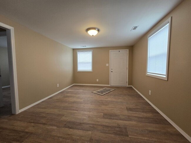 Foto del edificio - Corner Lot. Fenced Yard. Smells Like Fresh Paint & Good Decisions