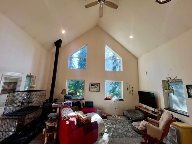Foto del edificio - 2715 Tall Spruce Rd