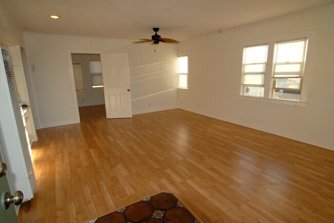 Living room unfurnished - 200 Longfellow Ave