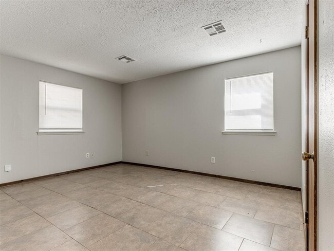 Building Photo - 822 Russell Cir