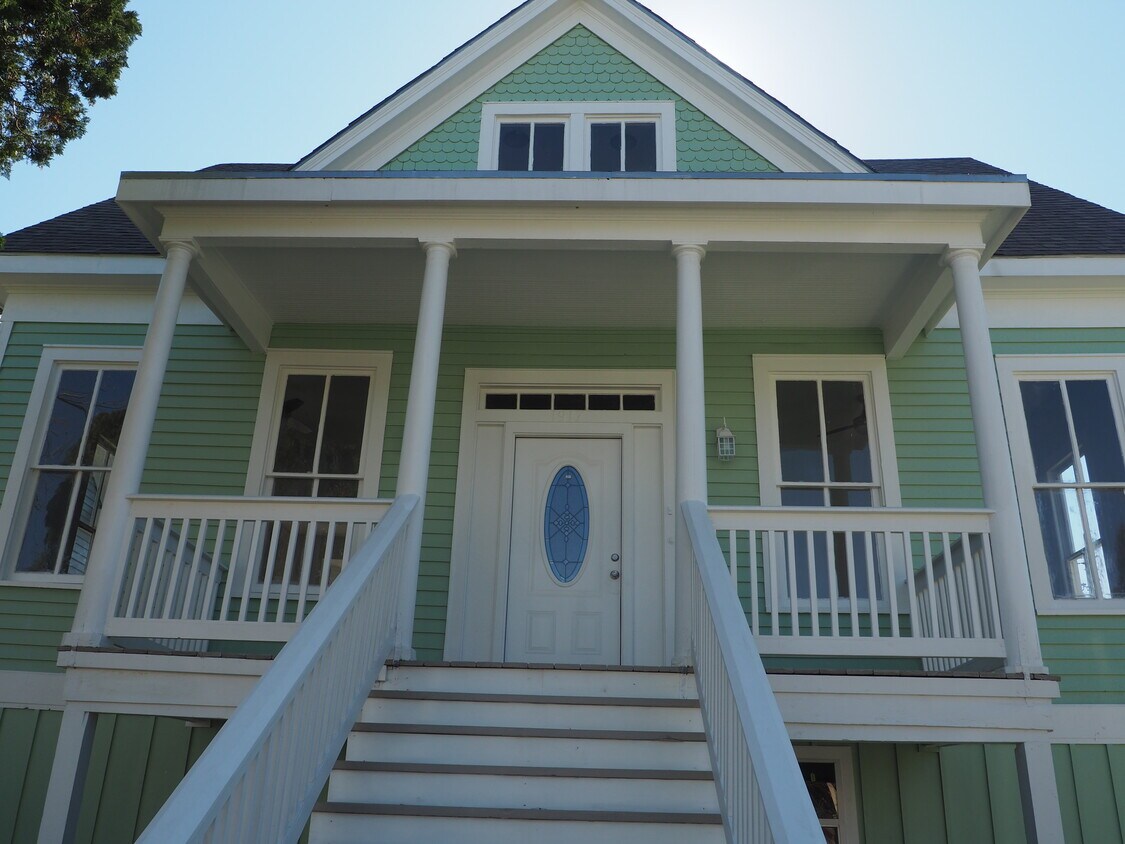 1917 Ave M 1/2, Galveston, TX 77550 Townhome Rentals in Galveston TX