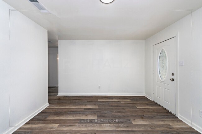 Foto del edificio - Updated Brick 3 Bed 1 Bath Home with Huge Yard on Quiet Street!