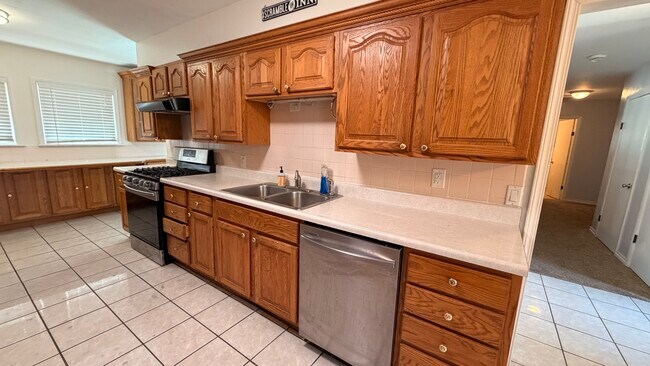 Foto del edificio - 40005 Benson Park Rd