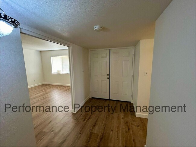 Building Photo - Spacious 3 Bed/2 Bath SW Bakersfield Home ...