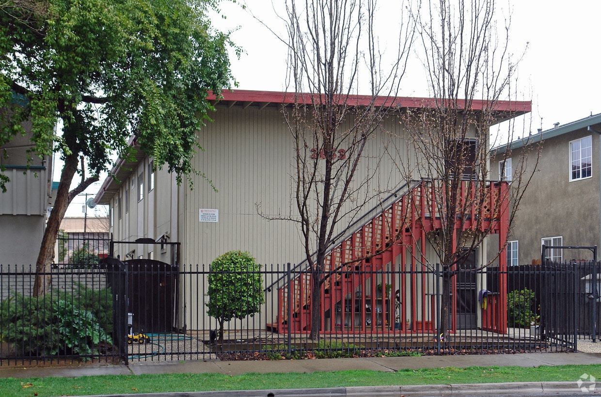 Building Photo - 2653 2nd Ave