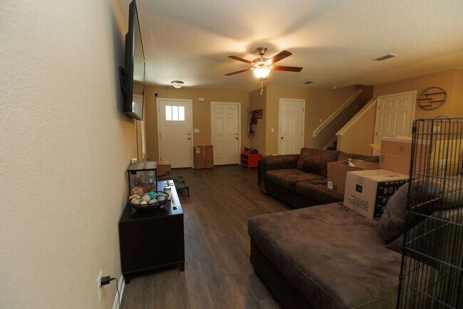 Building Photo - 3 Bedroom 2.5 bath home near Downtown with...