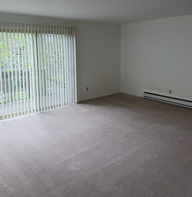 Building Photo - 1 Bed / 1 Bath Houghton condo in Kirkland $1,895/month