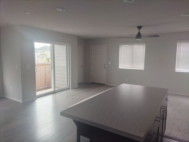 Foto del edificio - Newer Woodburn home