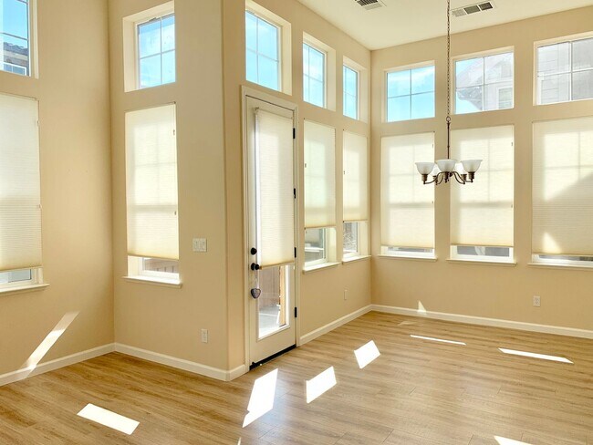 Foto del edificio - Perfect Shape Large 3 Story Single Family ...