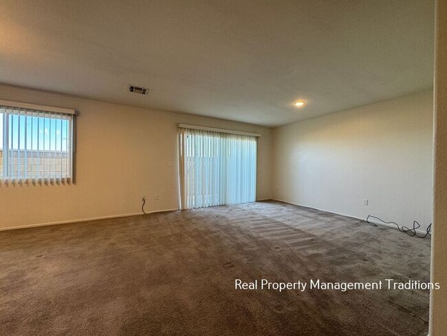 Building Photo - Spacious 4 + 3 Townhouse in Rosamond - Ask...