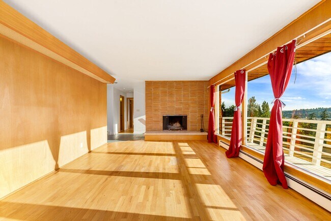 Building Photo - 3 Bedroom Spacious View Home close to Boeing