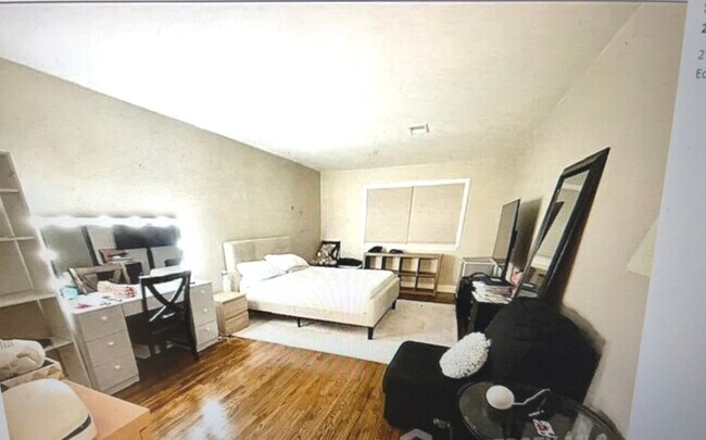 Foto del edificio - 215 College Dr