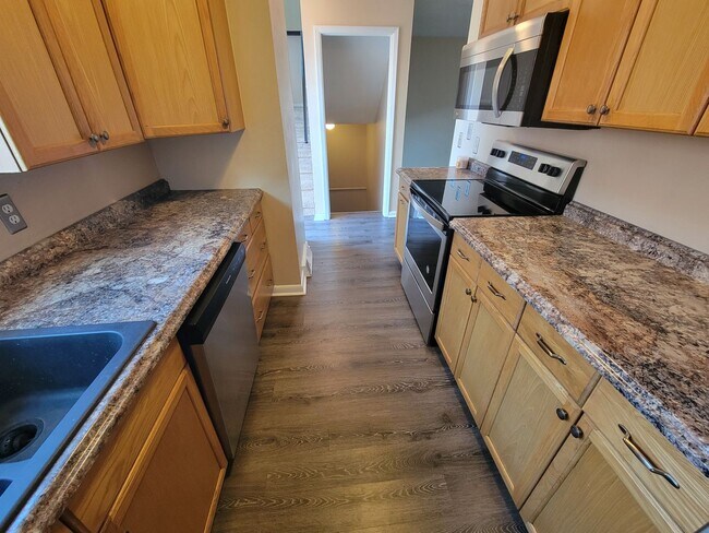 Foto del edificio - Remodeled Townhome with 2 bedrooms plus, 2...