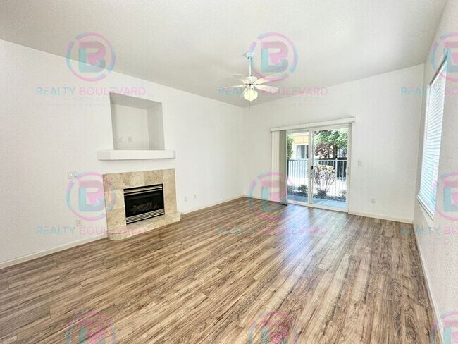 Foto del edificio - 3 Bedroom 2.5 Bathroom + Loft & 2 Car gara...