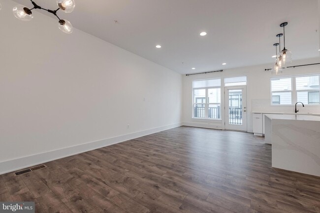 Building Photo - 11382 Emerald Park Rd