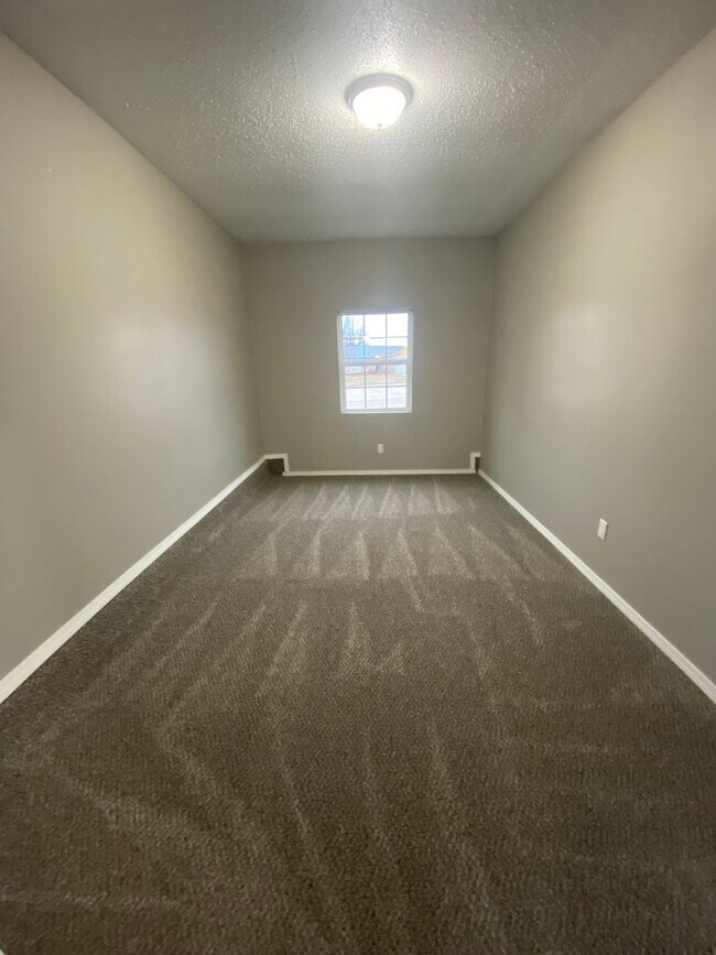 Building Photo - Cute 4 Bedroom Home
