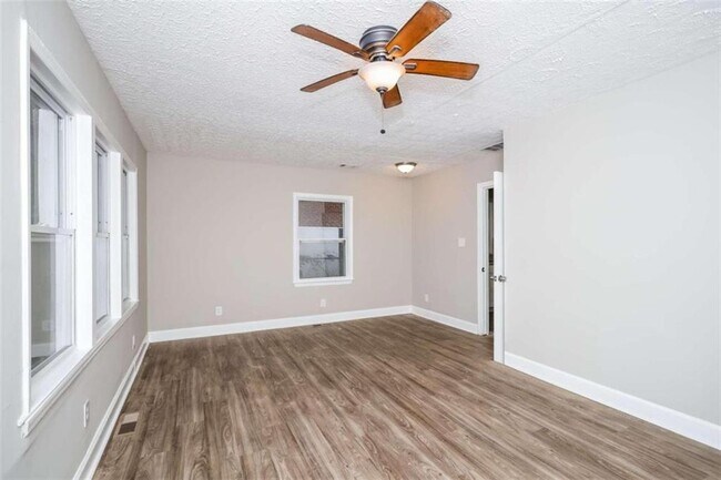 Building Photo - 2312 Polar Rock Dr SW