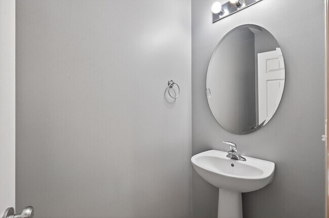 Building Photo - The Lakes Townhome