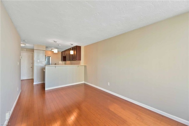 Foto del edificio - 12900 Lake Ave