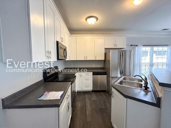 Foto del edificio - 2 Bed/2.5 Bath Townhome with Fenced Yard & Garage / Pet-Friendly / Available Now!