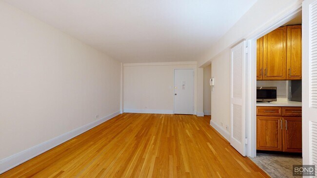 Building Photo - 305 W 13th St
