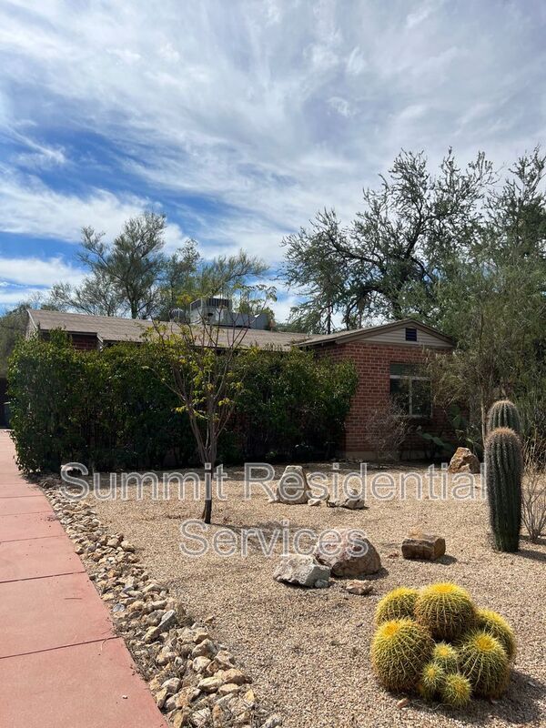 Primary Photo - 2702 E Sylvia St